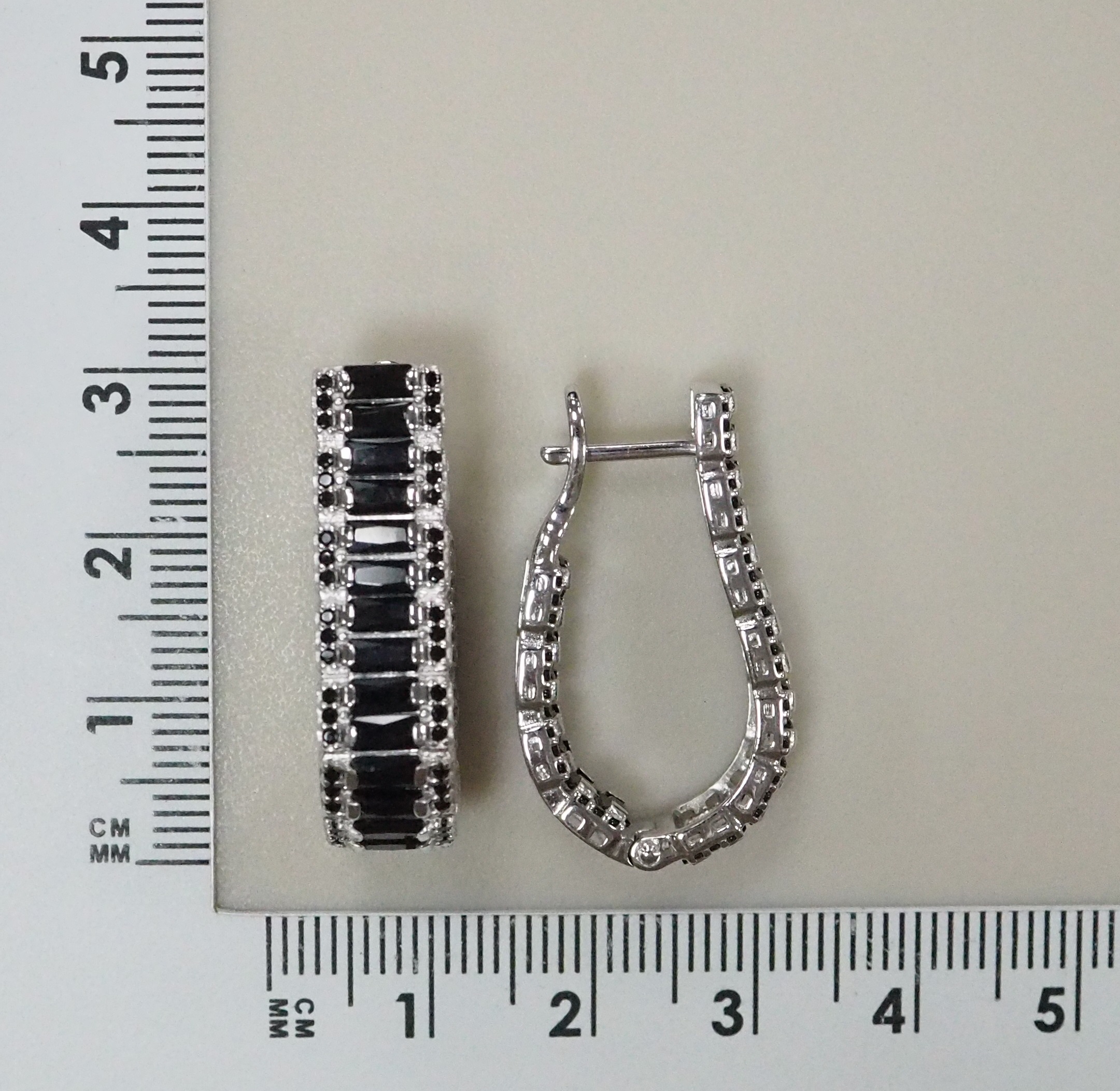 Серебряные серьги со шпинелью